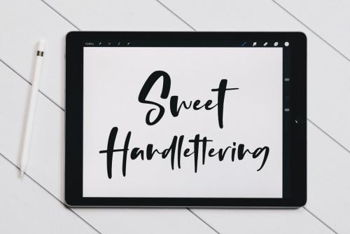Thursday Vibes Handwritten Font